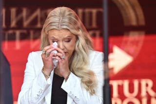 Erika Kirk limpia las lágrimas antes de dar comentarios